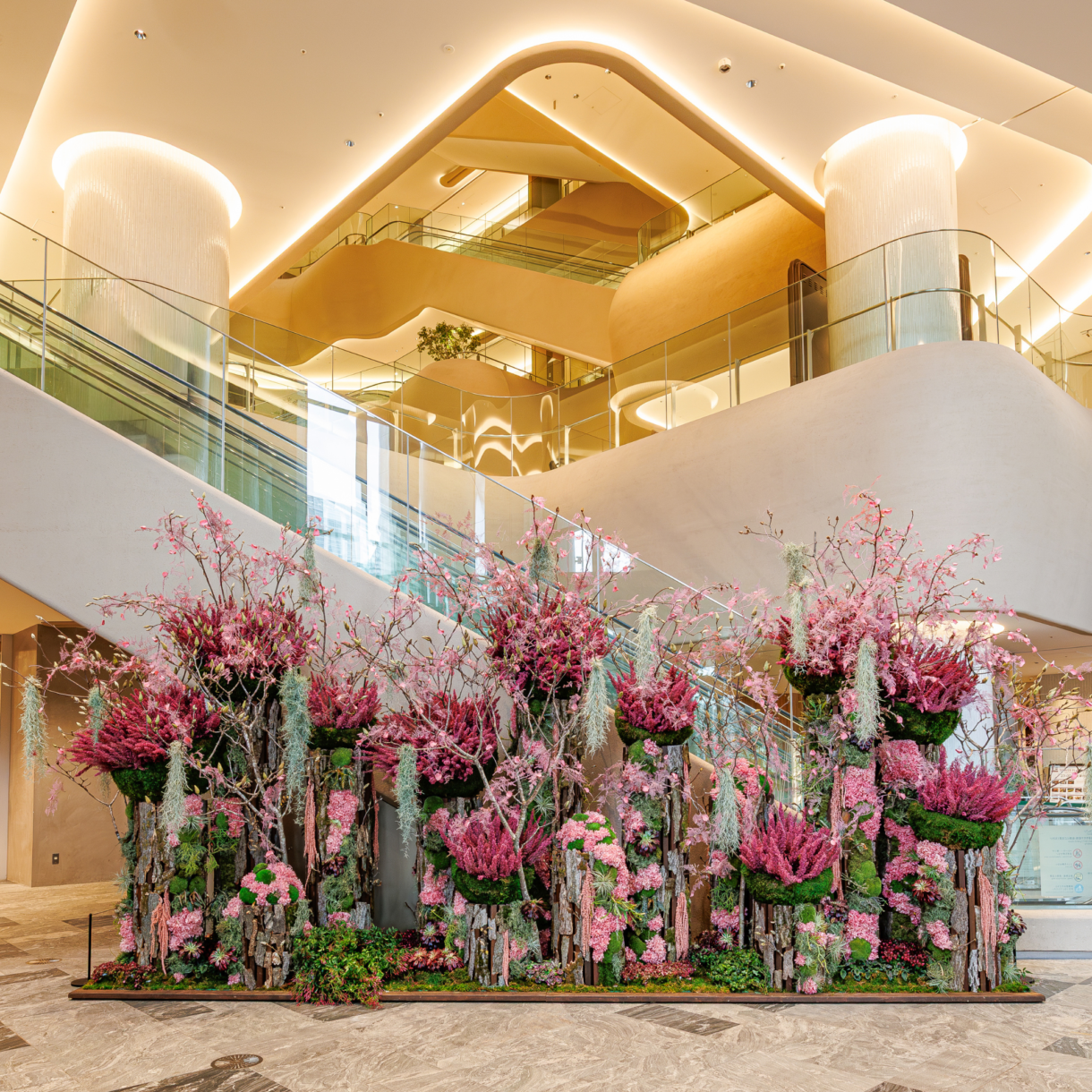 麻布台ヒルズにニコライ・バーグマンが手掛けたフラワーインスタレーションが登場！